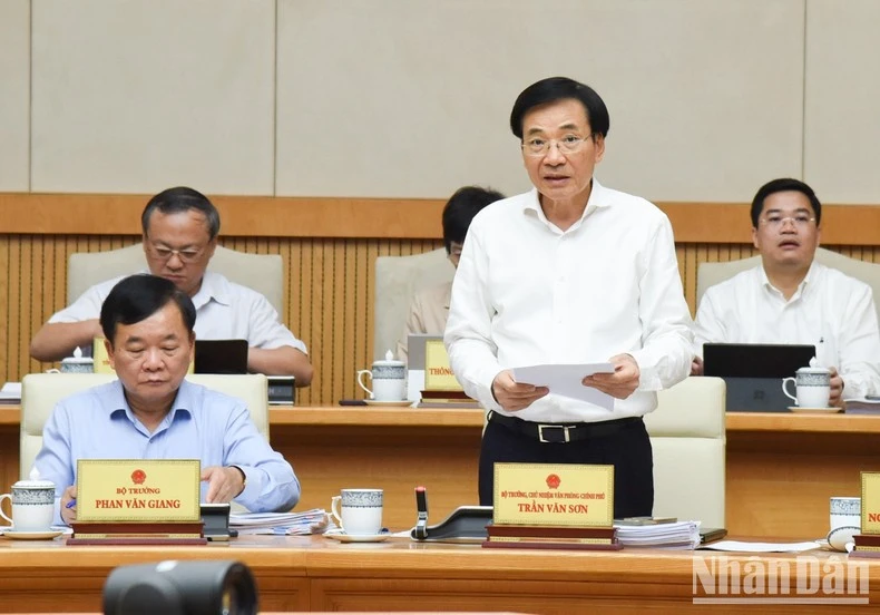 Bộ trưởng, Chủ nhiệm Văn phòng Chính phủ Trần Văn Sơn phát biểu ý kiến tại phiên họp.