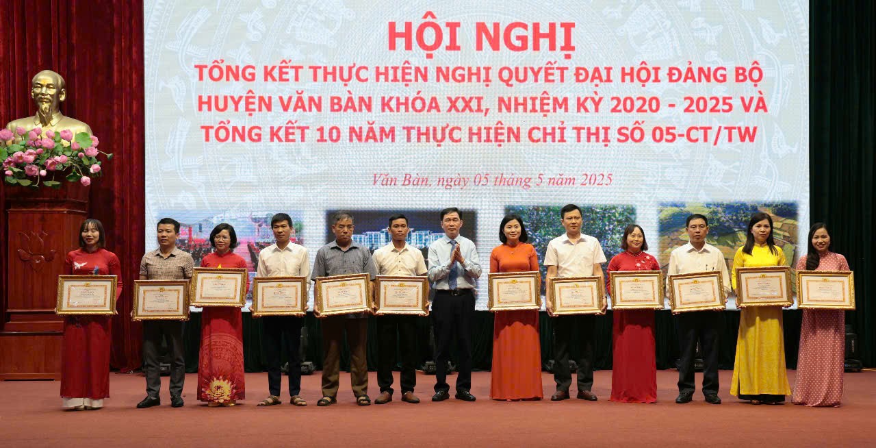 Lãnh đạo huyện Văn Bàn trao Bằng khen cho các tập thể, cá nhân. vb3.jpg