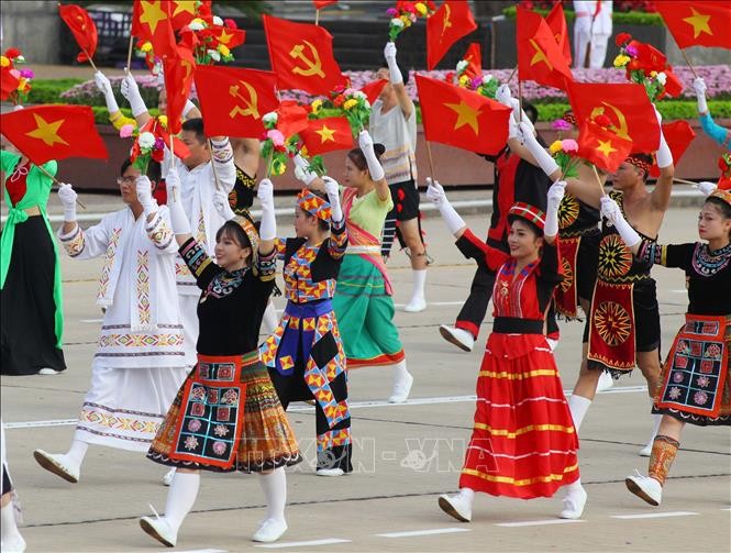 Trong bối cảnh toàn cầu hóa ngày nay, việc bảo vệ độc lập về văn hóa, giữ gìn bản sắc dân tộc càng trở nên cấp thiết hơn bao giờ hết. Bản sắc dân tộc sẽ tạo nên cốt cách, tinh hoa, "quốc hồn, quốc túy" cho văn hóa Việt Nam, bảo đảm sự trường tồn của dân tộc. Ảnh: TTXVN