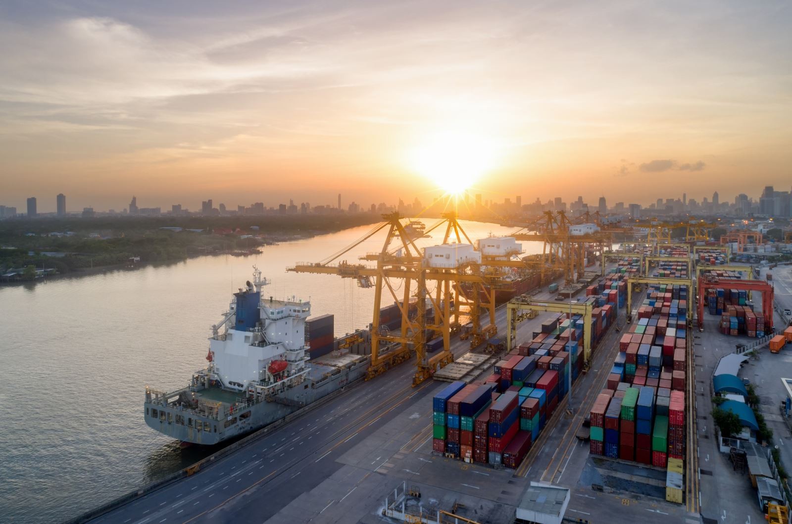 UOB duy trì dự báo tăng trưởng GDP 2025 ở mức 6%, VND sẽ hồi phục từ quý IV/2025. UOB duy trì dự báo tăng trưởng GDP 2025 ở mức 6%, VND sẽ hồi phục từ quý IV/2025.