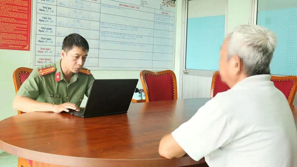 Ông T. đang trình báo sự việc với công an (ảnh: ĐC)