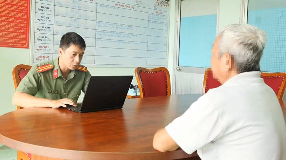 Ông T. đang trình báo sự việc với công an (ảnh: ĐC)