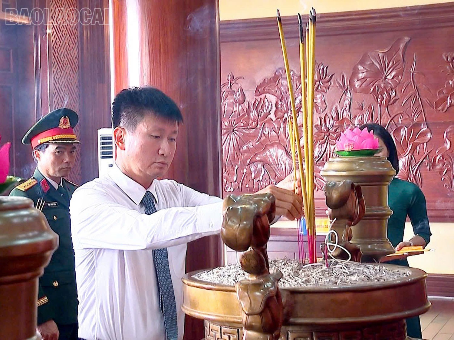 Các đồng chí lãnh đạo tỉnh dâng hương, bày tỏ lòng thành kính, biết ơn sâu sắc trước công lao của Người. dh4.jpg
