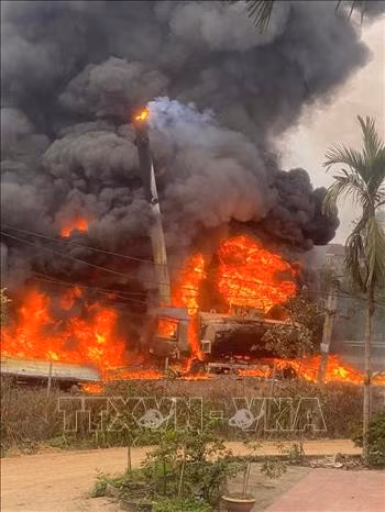 Xe ô tô chở dầu bốc cháy dữ dội. Ảnh: TTXVN phát