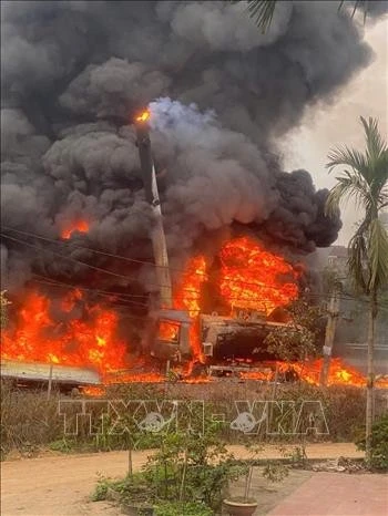 Xe ô tô chở dầu bốc cháy dữ dội. Ảnh: TTXVN phát