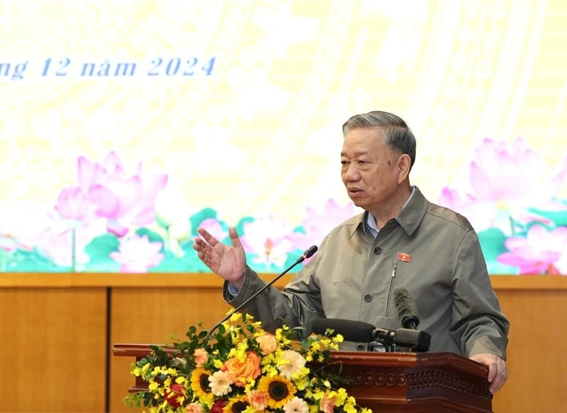 Tổng Bí thư Tô Lâm trao đổi với cử tri.