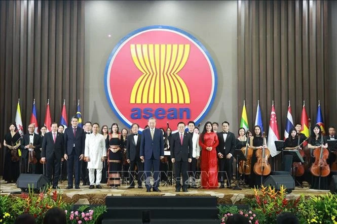 Tổng Bí thư Tô Lâm và Tổng Thư ký ASEAN Kao Kim Hourn chụp ảnh chung với đoàn nghệ thuật trình diễn tại buổi lễ. Ảnh: Thống Nhất/TTXVN
