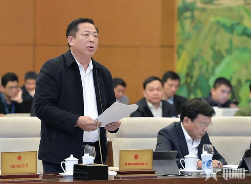 Bộ trưởng Bộ Giao thông vận tải Trần Hồng Minh báo cáo tại phiên họp. Ảnh: PHẠM THẮNG