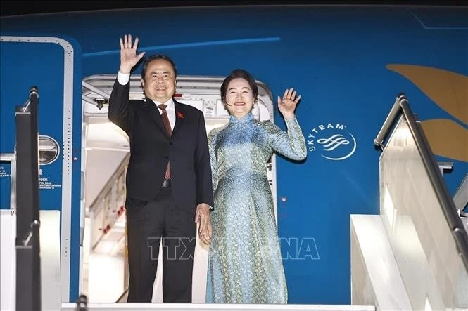 Chủ tịch Quốc hội Trần Thanh Mẫn và Phu nhân lên chuyên cơ tại Sân bay quốc tế I. Karimov Tashkent, Thủ đô Tashkent, Cộng hòa Uzbekistan.