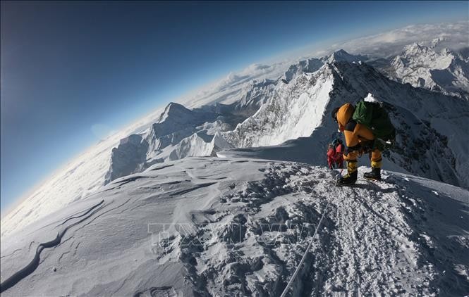 Những người leo núi trong hành trình chinh phục đỉnh Everest. Ảnh tư liệu: AFP/TTXVN Những người leo núi trong hành trình chinh phục đỉnh Everest. Ảnh tư liệu: AFP/TTXVN
