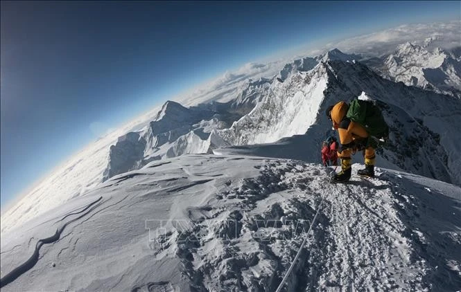 Những người leo núi trong hành trình chinh phục đỉnh Everest. Ảnh tư liệu: AFP/TTXVN