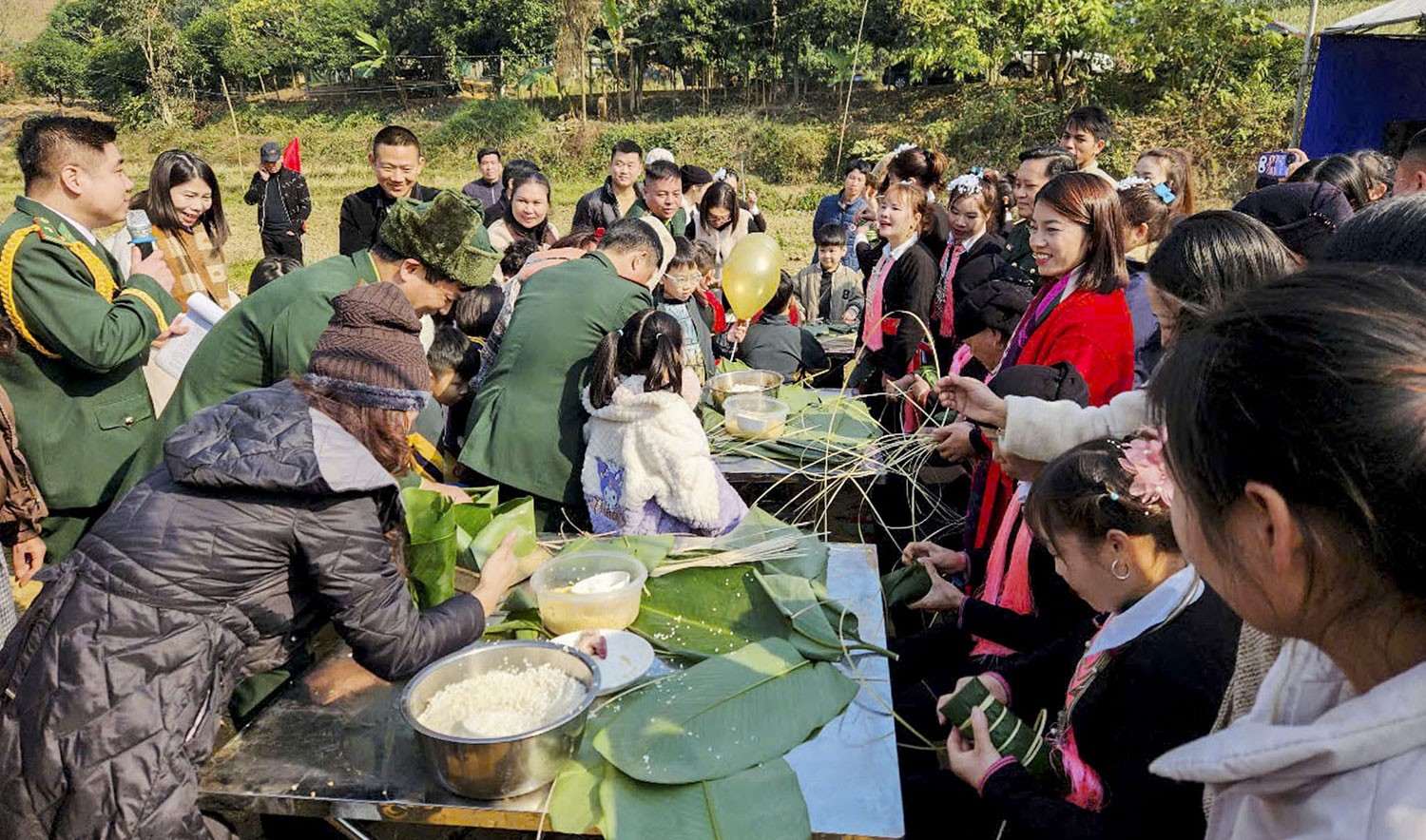 Sôi nổi phần thi gói bánh chưng. bp3.jpg