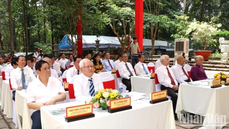 Các đại biểu tham dự buổi lễ.