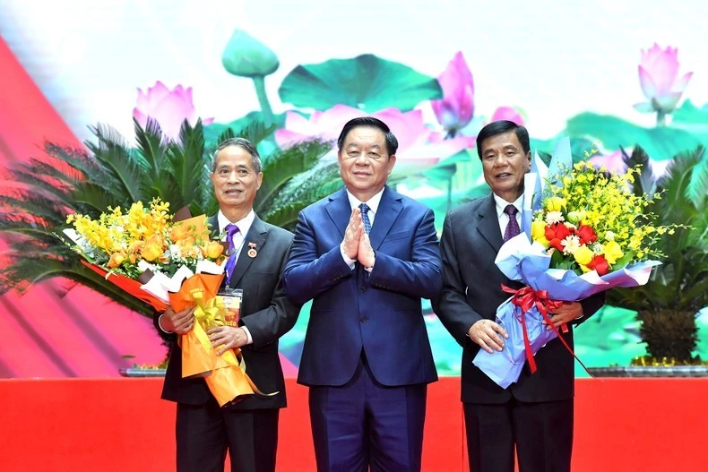 Đồng chí Nguyễn Trọng Nghĩa trao tặng Huy hiệu 50 năm tuổi Đảng cho các đảng viên. (Ảnh: ĐĂNG KHOA)