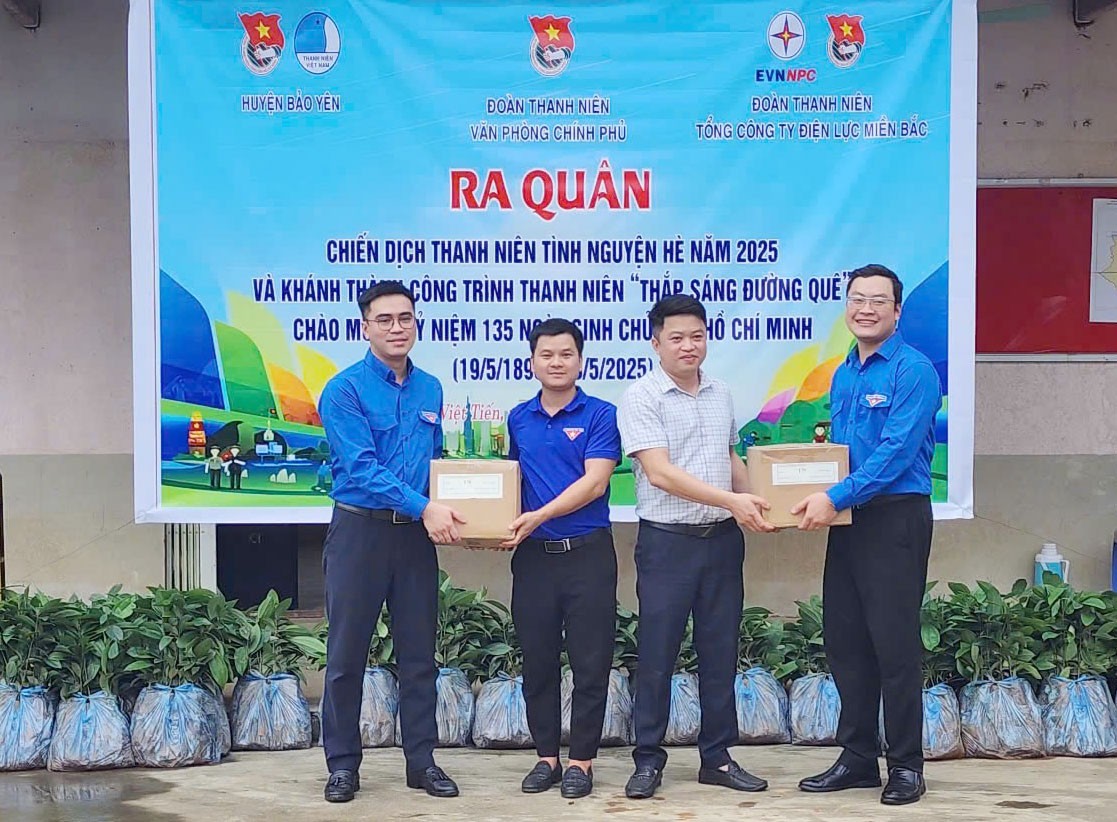 Trao vở cho các trường để gửi tặng học sinh có hoàn cảnh khó khăn. dl1.jpg
