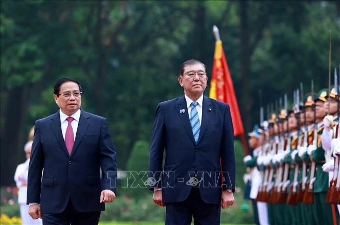 Thủ tướng Phạm Minh Chính và Thủ tướng Nhật Bản Ishiba Shigeru duyệt Đội danh dự Quân đội nhân dân Việt Nam. Ảnh: Dương Giang/TTXVN