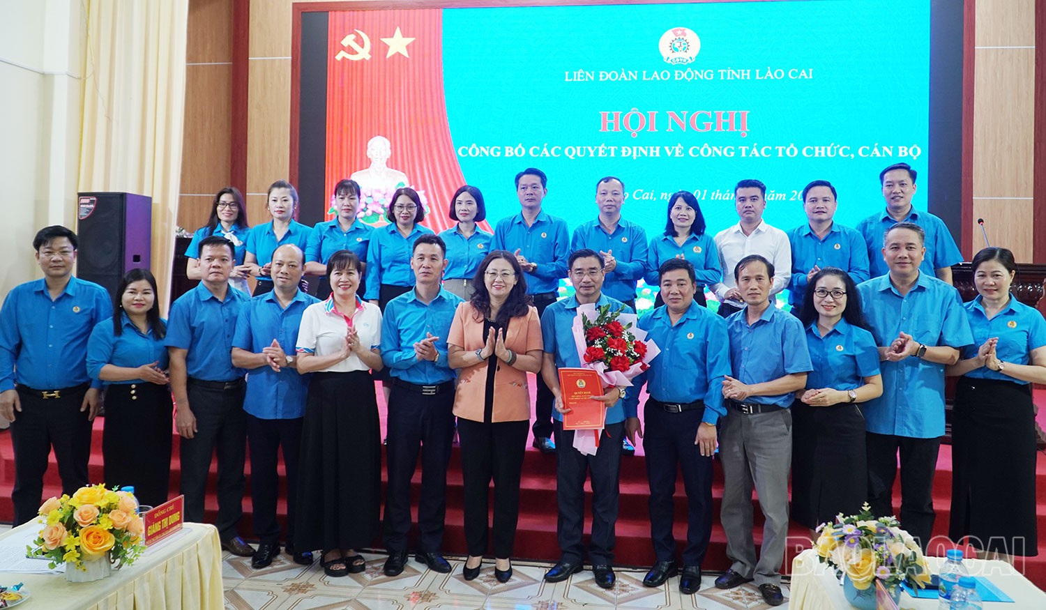 Đồng chí Giàng Thị Dung, Phó Bí thư Tỉnh ủy, Chủ tịch Ủy ban MTTQ Việt Nam tỉnh tặng hoa chúc mừng Ban Chấp hành LĐLĐ tỉnh Lào Cai. ld2.jpg