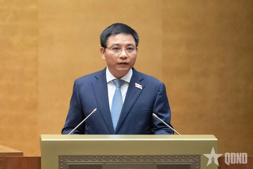 Bộ trưởng Bộ Tài chính Nguyễn Văn Thắng trình bày tờ trình, trong đó có đề nghị thành lập Khu thương mại tự do Hải Phòng. Ảnh: TRỌNG HẢI