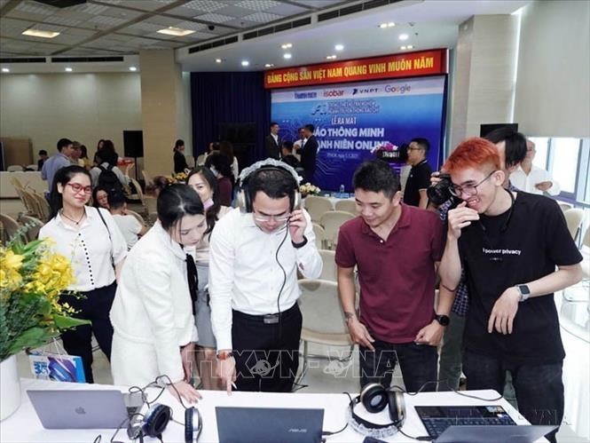 Người dùng trải nghiệm “Báo thông minh Thanh Niên Online”, tích hợp trí tuệ nhân tạo (AI), nhằm tăng cường trải nghiệm nội dung cho độc giả (6/1/2021). Ảnh: Ngọc Thạch/TTXVN phát Người dùng trải nghiệm “Báo thông minh Thanh Niên Online”, tích hợp trí tuệ nhân tạo (AI), nhằm tăng cường trải nghiệm nội dung cho độc giả (6/1/2021). Ảnh: Ngọc Thạch/TTXVN phát