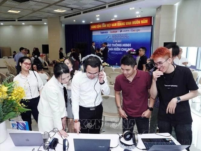 Người dùng trải nghiệm “Báo thông minh Thanh Niên Online”, tích hợp trí tuệ nhân tạo (AI), nhằm tăng cường trải nghiệm nội dung cho độc giả (6/1/2021). Ảnh: Ngọc Thạch/TTXVN phát
