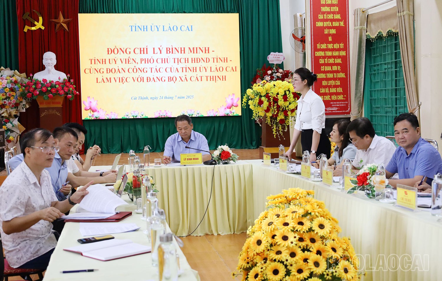 Bí thư Đảng ủy xã Cát Thịnh - Nguyễn Thị Ngà báo cáo tại cuộc làm việc. 13.jpg