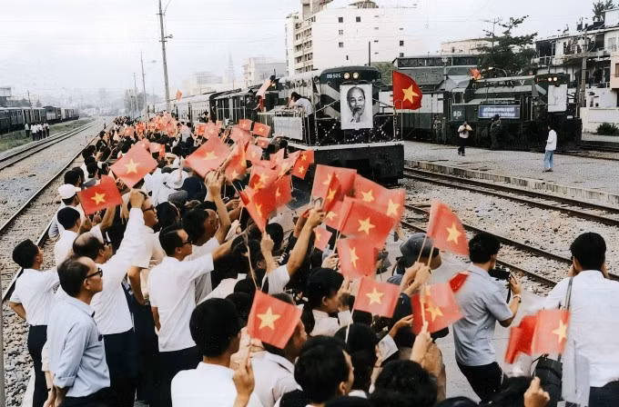 Đường sắt nối liền Thủ đô Hà Nội với Thành phố Hồ Chí Minh được thông tàu vào ngày Quốc khánh 2/9/1976. (Ảnh: Tư liệu)