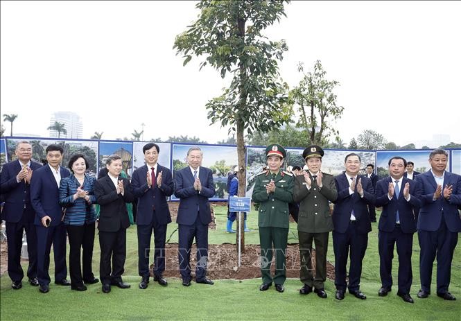 Tổng Bí thư Tô Lâm và các đại biểu tại Lễ phát động “Tết trồng cây đời đời nhớ ơn Bác Hồ” Xuân Bính Ngọ 2026. Ảnh: Thống Nhất/TTXVN