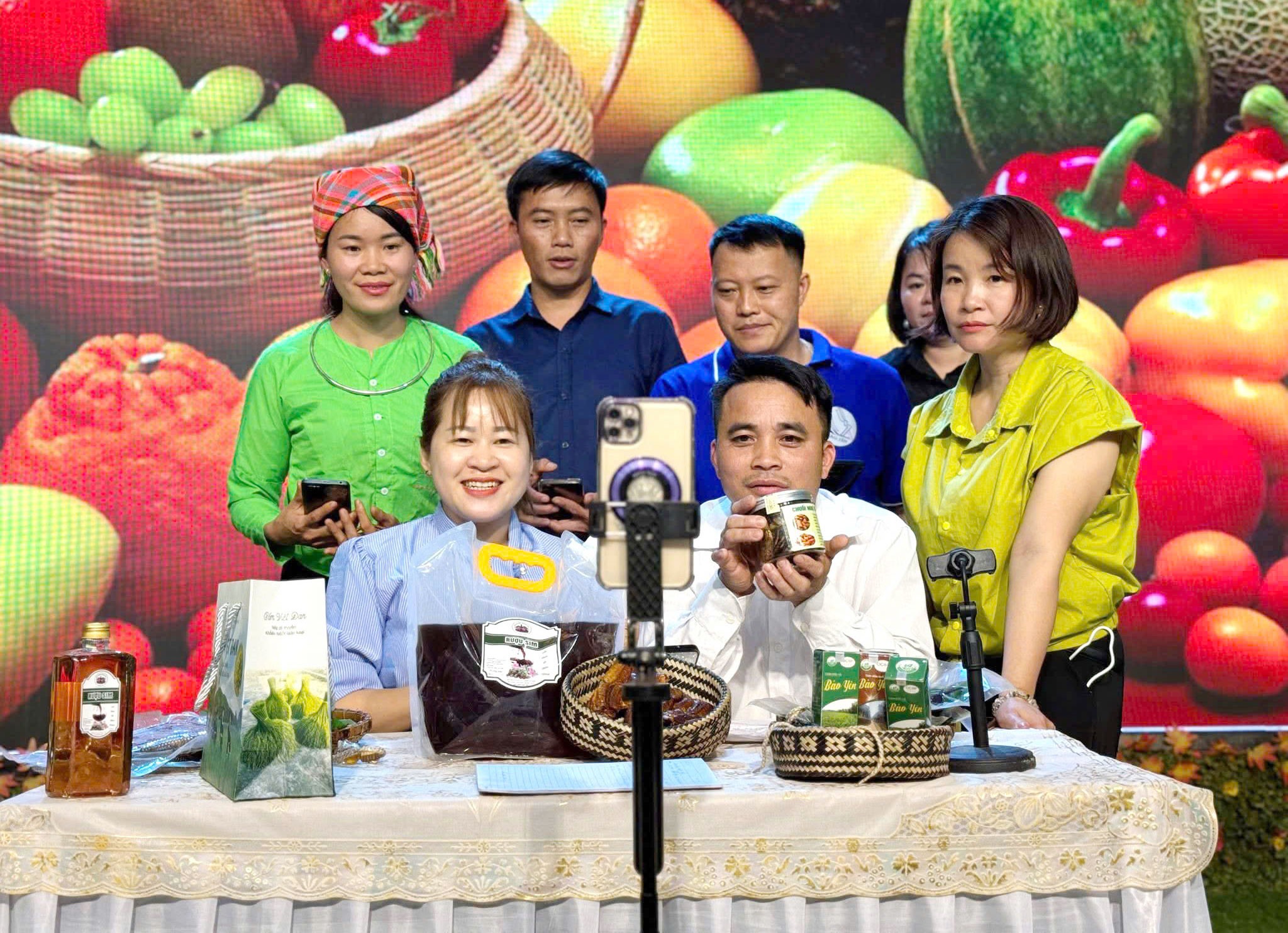 Đại biểu thực hành bán hàng trên nền tảng số. by2.jpg