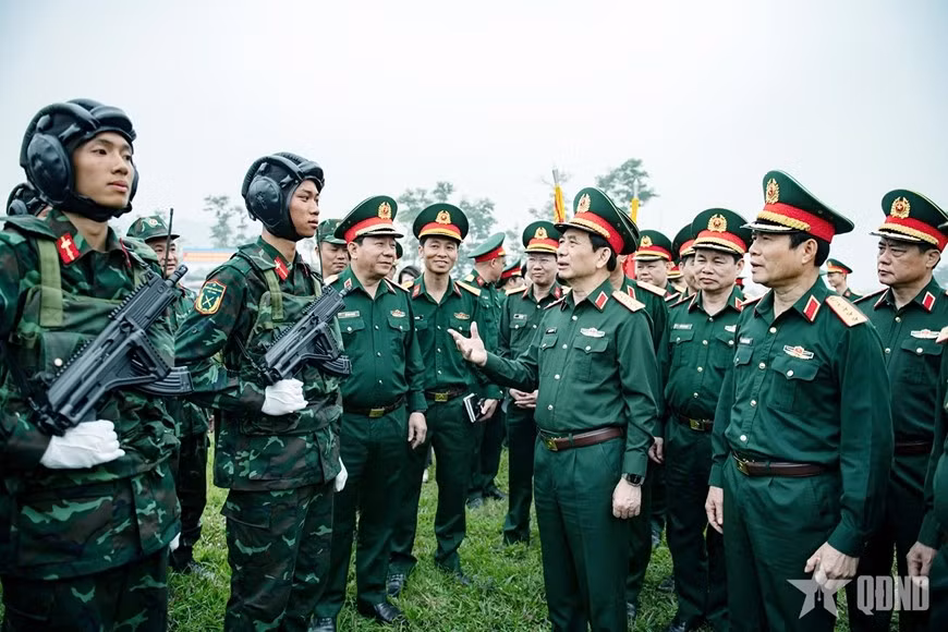 Đại tướng Phan Văn Giang và Đại tướng Nguyễn Tân Cương cùng đoàn công tác kiểm tra, động viên lực lượng luyện tập diễu binh, diễu hành. Ảnh: VIỆT TRUNG