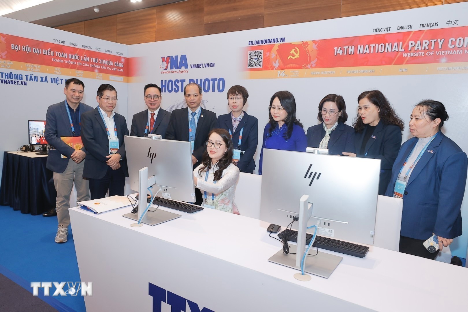 Các đại biểu thăm khu vực tác nghiệp của Thông tấn xã Việt Nam tại Trung tâm Báo chí. (Ảnh: Phương Hoa/TTXVN)