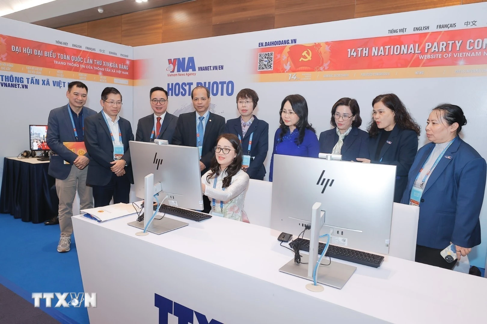 Các đại biểu thăm khu vực tác nghiệp của Thông tấn xã Việt Nam tại Trung tâm Báo chí. (Ảnh: Phương Hoa/TTXVN)