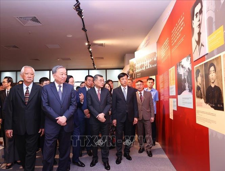 Tổng Bí thư Tô Lâm và các đại biểu tham quan Triển lãm "Tổng Bí thư Nguyễn Văn Linh - Cuộc đời và sự nghiệp" - Ảnh: TTXVN Tổng Bí thư Tô Lâm dự khai mạc Triển lãm 'Tổng Bí thư Nguyễn Văn Linh - Cuộc đời và sự nghiệp'- Ảnh 2.