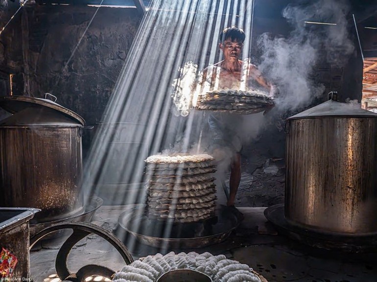រូបថតបង្ហាញពីមុខម្ហូបប្រពៃណី និងសម្រស់វប្បធម៌វៀតណាមផងដែរ។ Bức ảnh giới thiệu một món ăn truyền thống đồng thời là nét đẹp văn hóa Việt Nam.