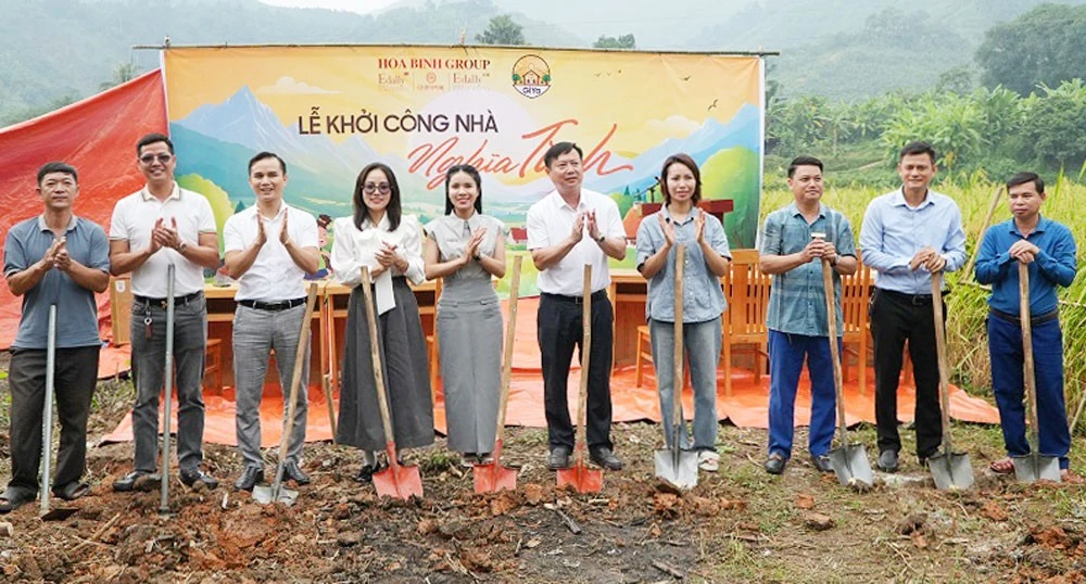 Đại biểu thực hiện nghi thức khởi công xây nhà.