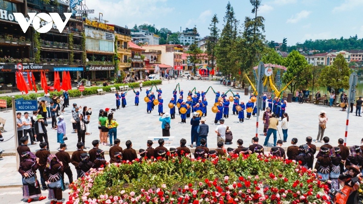 Lễ hội đường phố đã trở thành một trong những thương hiệu du lịch của Sa Pa. Lễ hội đường phố đã trở thành một trong những thương hiệu du lịch của Sa Pa.
