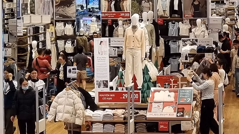 Người dân mua sắm tại siêu thị AEON Long Biên (Hà Nội).