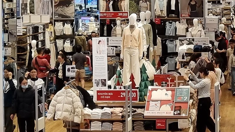 Người dân mua sắm tại siêu thị AEON Long Biên (Hà Nội).