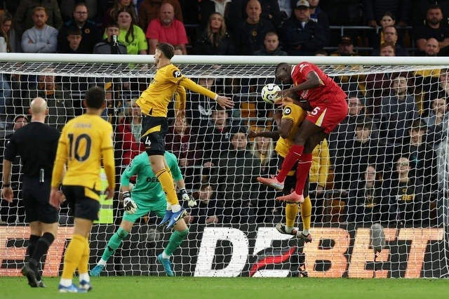 Ibrahima Konate đánh đầu ghi bàn mở tỉ số phút bù giờ hiệp 1.