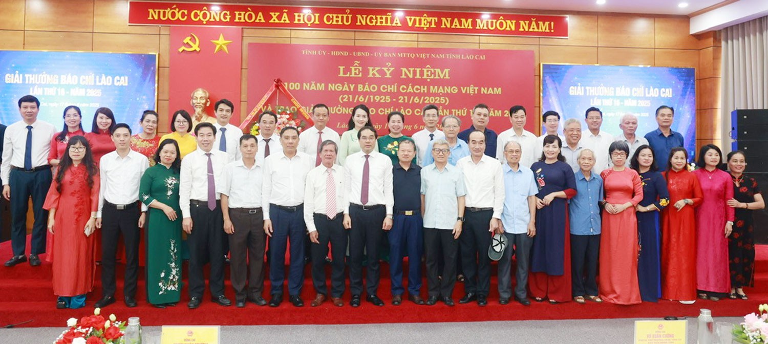 Lãnh đạo tỉnh chụp ảnh lưu niệm với các thế hệ người làm báo tại Lào Cai. g11.jpg