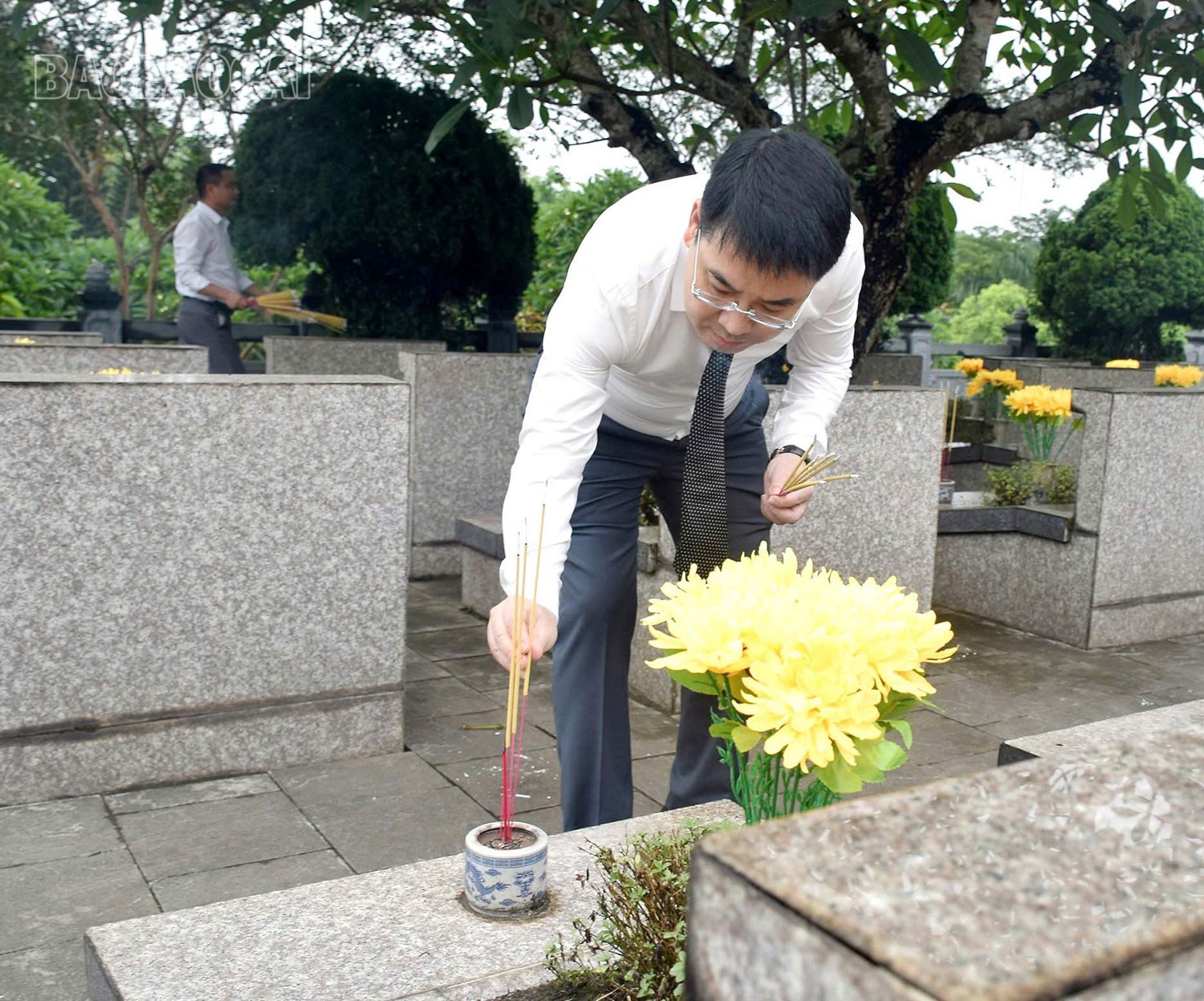 Các đồng chí lãnh đạo tỉnh thắp hương tưởng nhớ, tri ân các anh hùng liệt sỹ. dh7.jpg