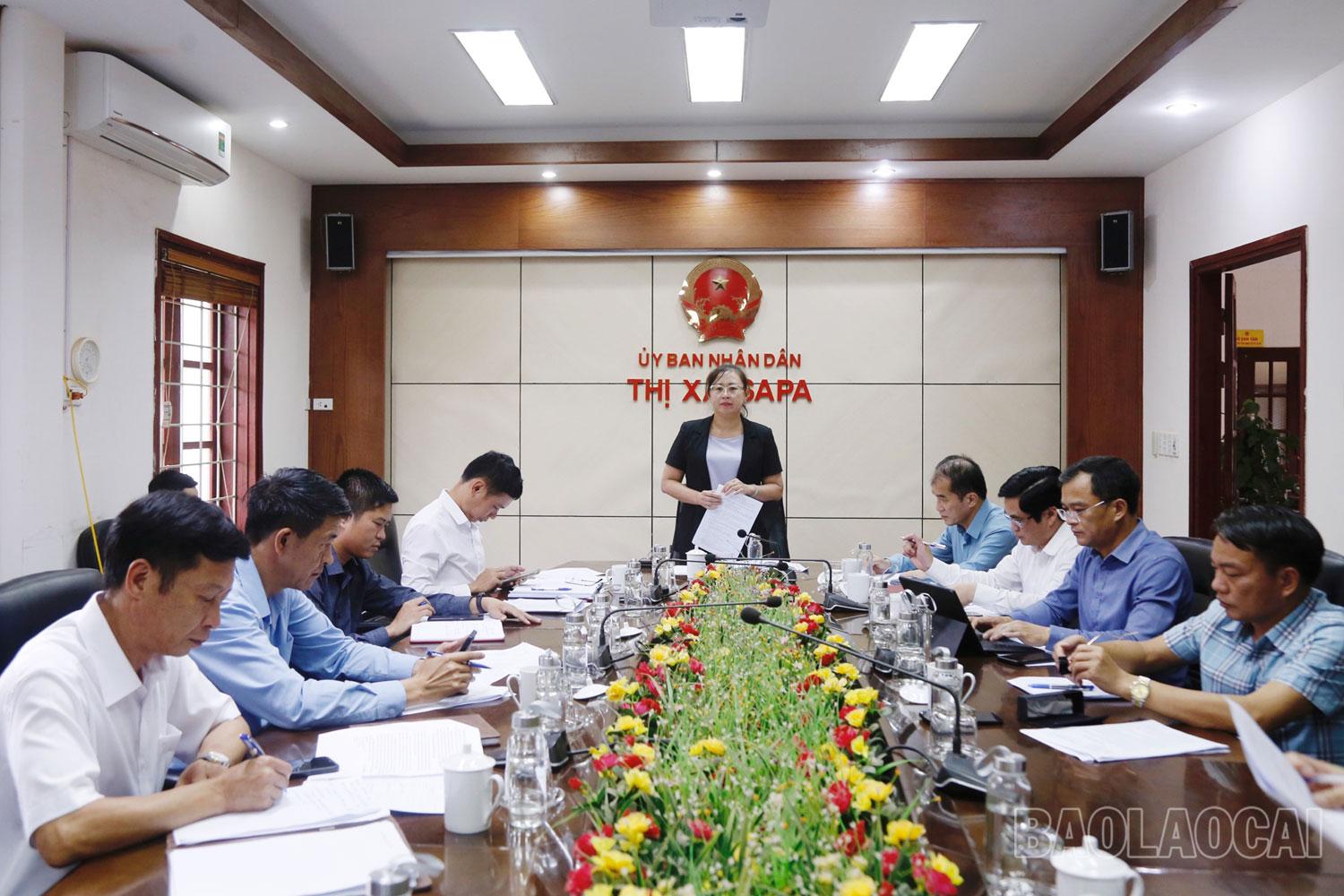 Quang cảnh buổi làm việc của Đoàn kiểm tra với thị xã Sa Pa. gd0.jpg