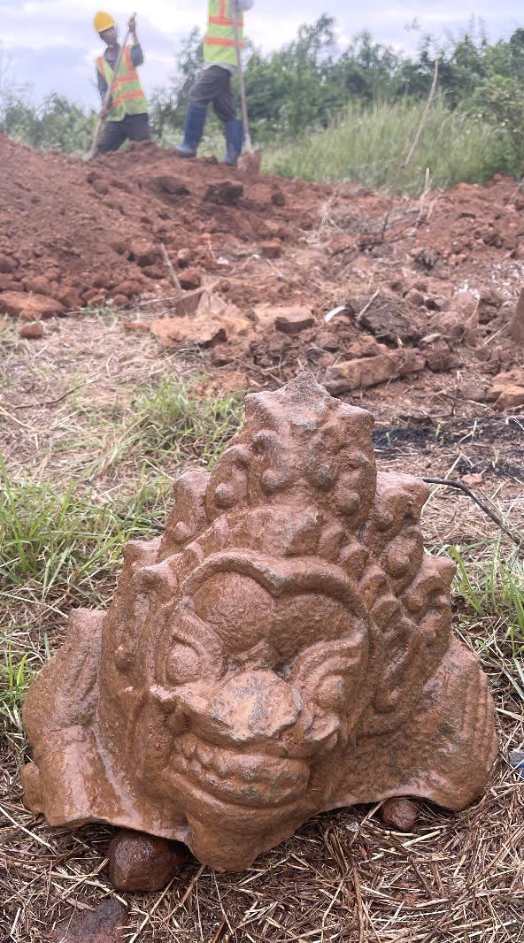 Nhóm công nhân dọn dẹp tháp Dương Long phát hiện hiện vật phù điêu sư tử tạc bằng sa thạch, dùng trang trí góc chân tháp