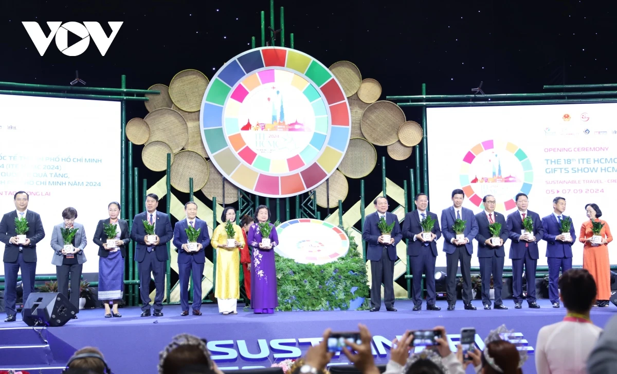 Lãnh đạo Bộ Văn hóa, Thể thao và Du lịch cùng lãnh đạo UBND TP.HCM, cơ quan ngoại giao, quản lý văn hoá, du lịch của các nước tham gia Hội chợ thực hiện nghi thức "gieo mầm xanh" (Ảnh: Tỷ Huỳnh)