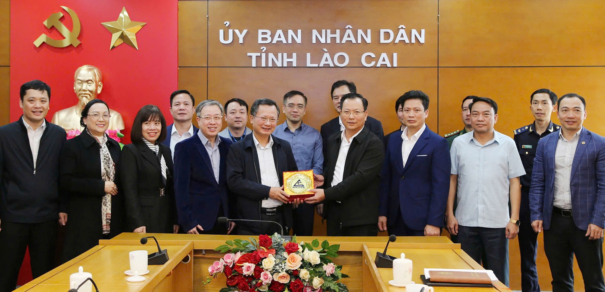 Tỉnh Lào Cai tặng quà lưu niệm Đoàn công tác tỉnh Quảng Ninh. qn2.jpg