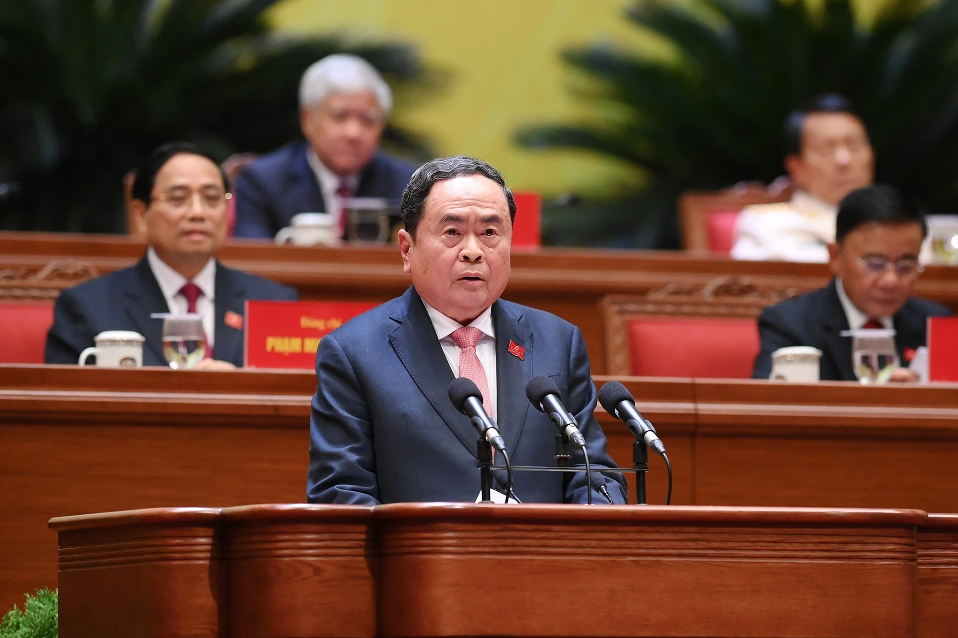 Đồng chí Trần Thanh Mẫn thay mặt Đoàn Chủ tịch báo cáo kết quả bầu Bộ Chính trị, Tổng Bí thư, Ban Bí thư, Ủy ban Kiểm tra Trung ương, Chủ nhiệm Ủy ban Kiểm tra Trung ương khóa XIV.