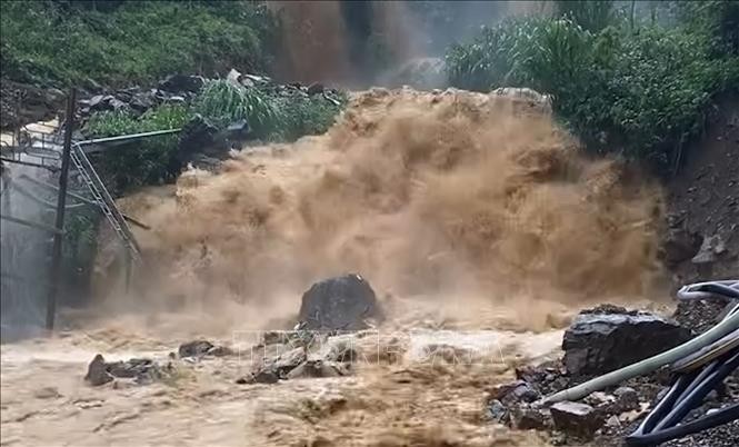 Cảnh báo lũ quét, sạt lở đất do mưa lớn ở 15 tỉnh Bắc Bộ ngày 10/6. Ảnh TTXVN. Cảnh báo lũ quét, sạt lở đất do mưa lớn ở 15 tỉnh Bắc Bộ ngày 10/6. Ảnh TTXVN.