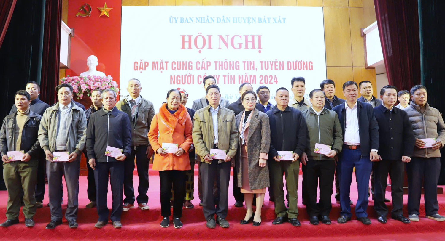 Tặng quà tết cho người có uy tín. bx3.jpg