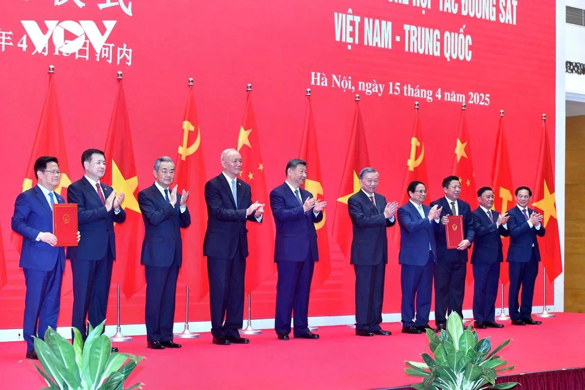 Lãnh đạo Đảng, Nhà nước Việt Nam và Tổng Bí thư, Chủ tịch nước Trung Quốc Tập Cận Bình tại buổi Gặp gỡ hữu nghị nhân dân Việt Nam - Trung Quốc. Lãnh đạo Đảng, Nhà nước Việt Nam và Tổng Bí thư, Chủ tịch nước Trung Quốc Tập Cận Bình tại buổi Gặp gỡ hữu nghị nhân dân Việt Nam - Trung Quốc.