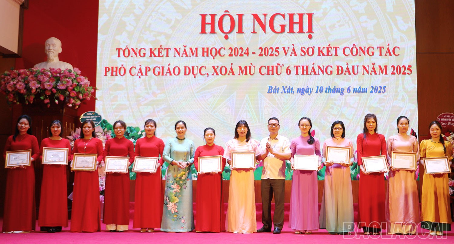 Phòng Giáo dục và Đào tạo huyện trao Giấy khen cho giáo viên có thành tích xuất sắc tại Hội thi Giáo viên dạy giỏi cấp huyện năm học 2024 - 2025 b3.jpg
