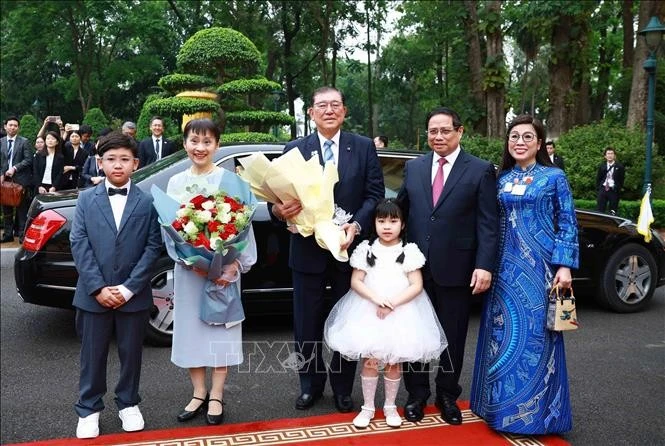 Thủ tướng Phạm Minh Chính và Phu nhân chủ trì Lễ đón Thủ tướng Nhật Bản Ishiba Shigeru và Phu nhân thăm chính thức Việt Nam. Ảnh: Dương Giang/TTXVN